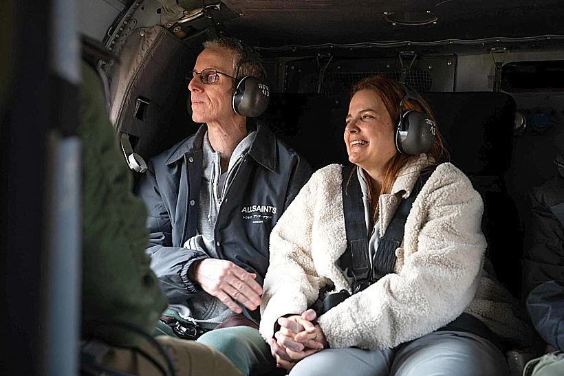 אוהד בן עמי עם אשתו במסוק בדרך לבית החולים