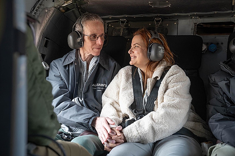 אוהד בן עמי עם אשתו במסוק בדרך לבית החולים