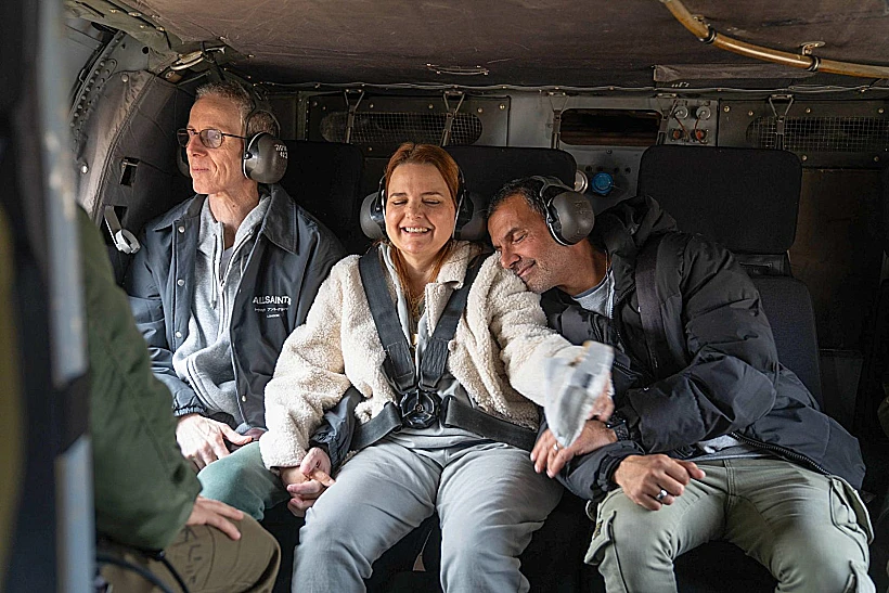 אוהד בן עמי עם אשתו ואחיו במסוק בדרך לבית החולים