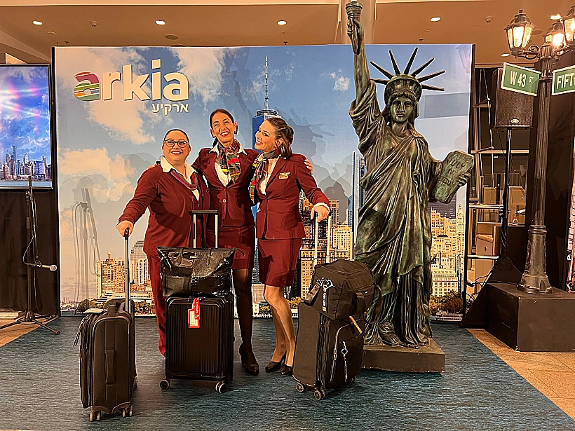 דיילות ארקיע הנרגשות לפני הטיסה הראשונה לניו יורק