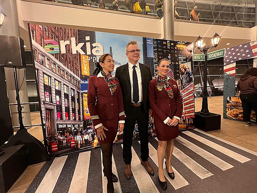 מנכ"ל 'ארקיע' עוז ברלוביץ' ודיילות ארקיע לפני הטיסה הראשונה לניו יורק