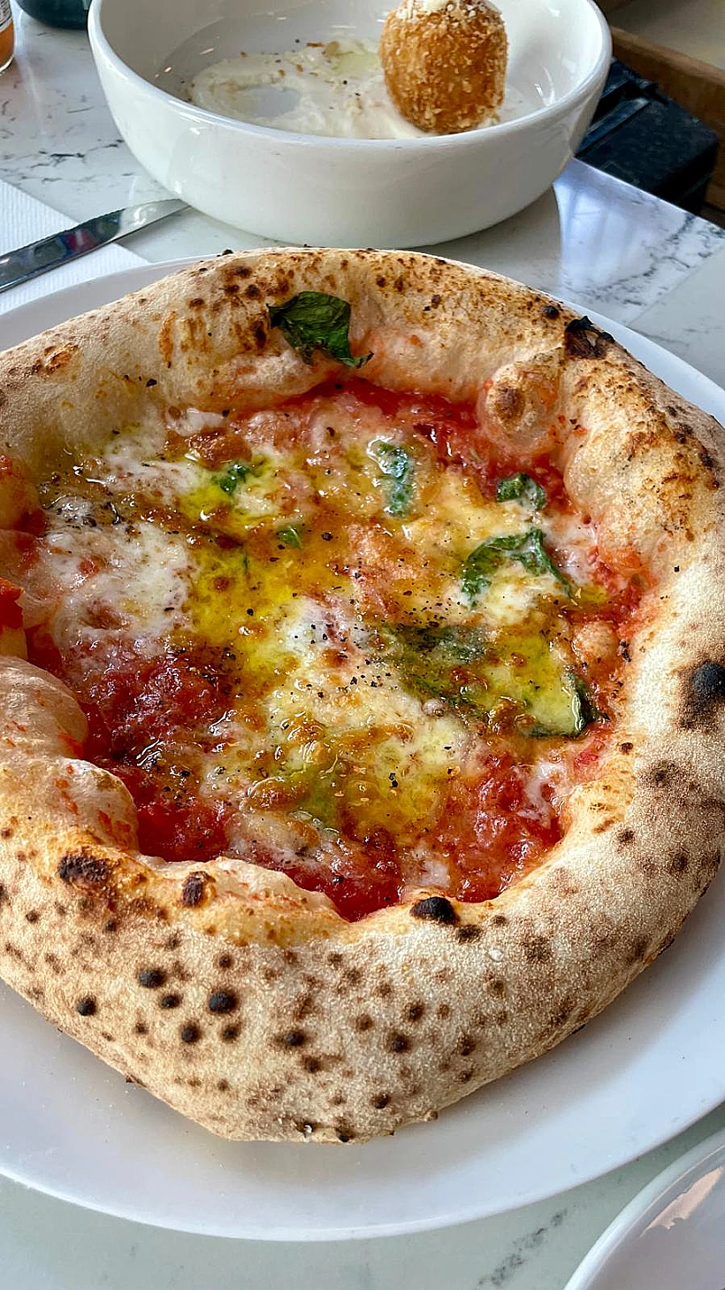 פיצה סקמורצה, נאופוליטן