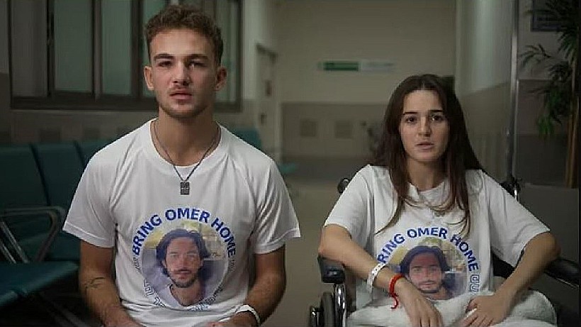 מיה ואיתי רגב עם דיוקנו של עומר שם טוב על החולצה