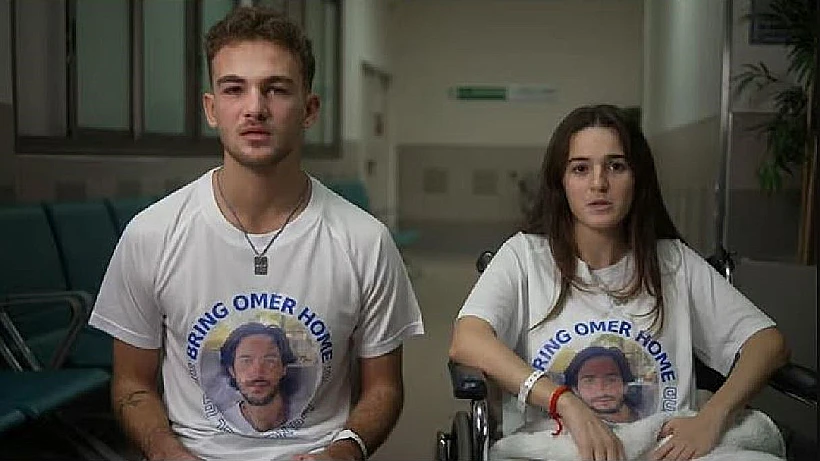 מיה ואיתי רגב עם דיוקנו של עומר שם טוב על החולצה