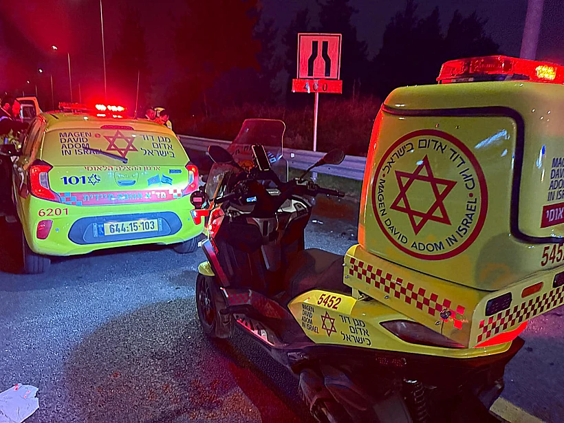 ניידת מד"א בזירת התאונה בכביש 444