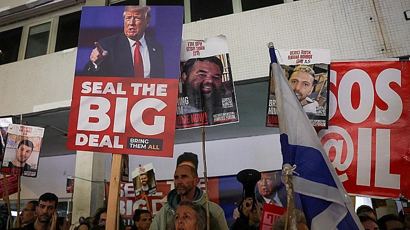 שלט עם דמותו של טראמפ בהפגנה למען החטופים בתל אביב