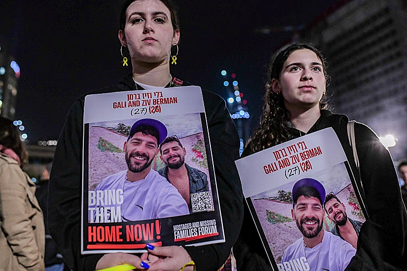 מפגינים עם שלט התאומים החטופים גלי וזיו ברמן