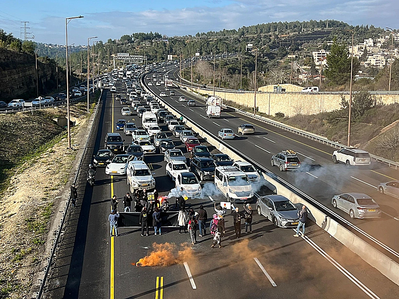 משפחות חטופים חוסמות את כביש 1 בכניסה לירושלים