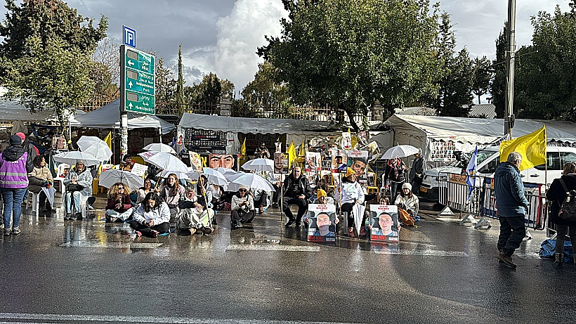 קרובי חטופים מפגינים מול מעון ראש הממשלה