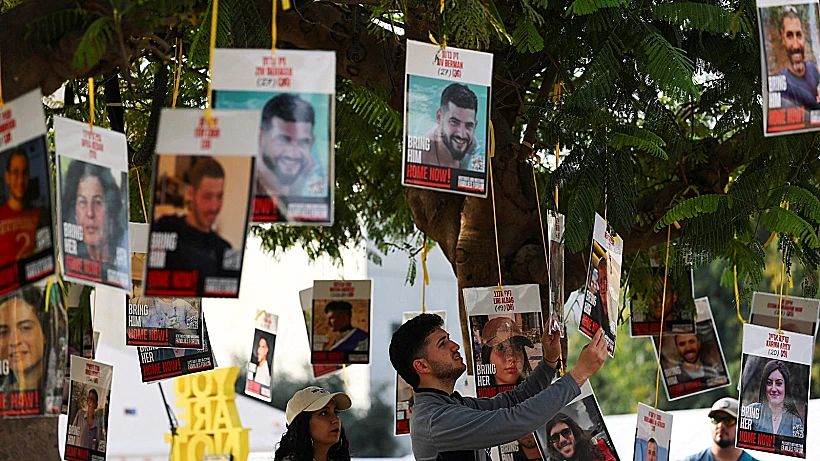 כרזות עם תמונות חטופים בתל אביב