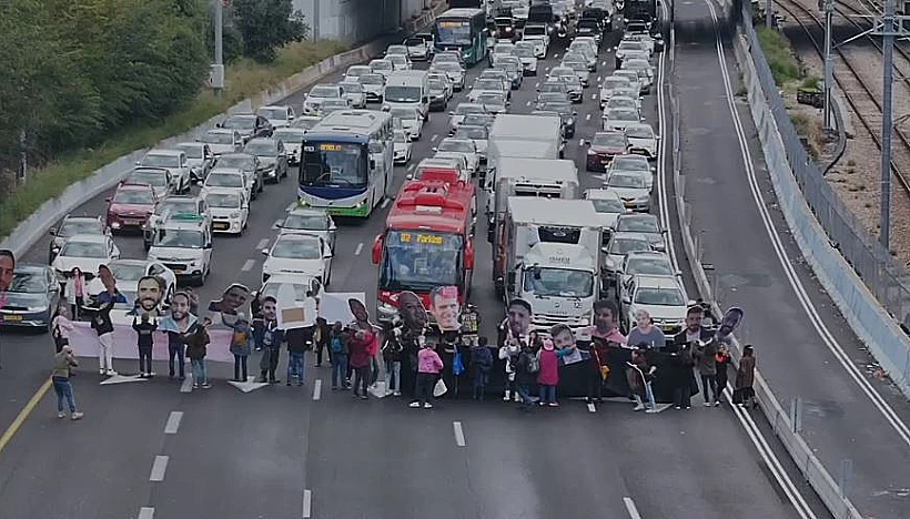 משפחות חטופים ומפגינים חוסמים את איילון דרום
