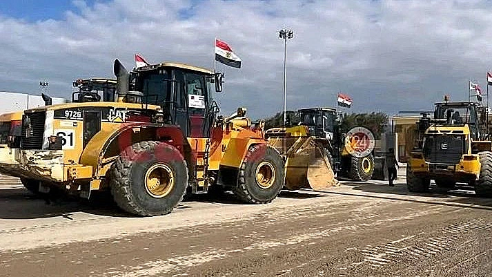 כלים הנדסיים כבדים ממתינים בצד המצרי של מעבר רפיח לקראת כניסה לרצועת עזה