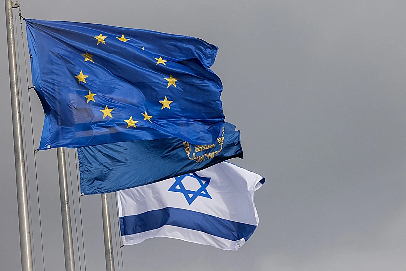 דגל האיחוד האירופי לצד דגל ישראל