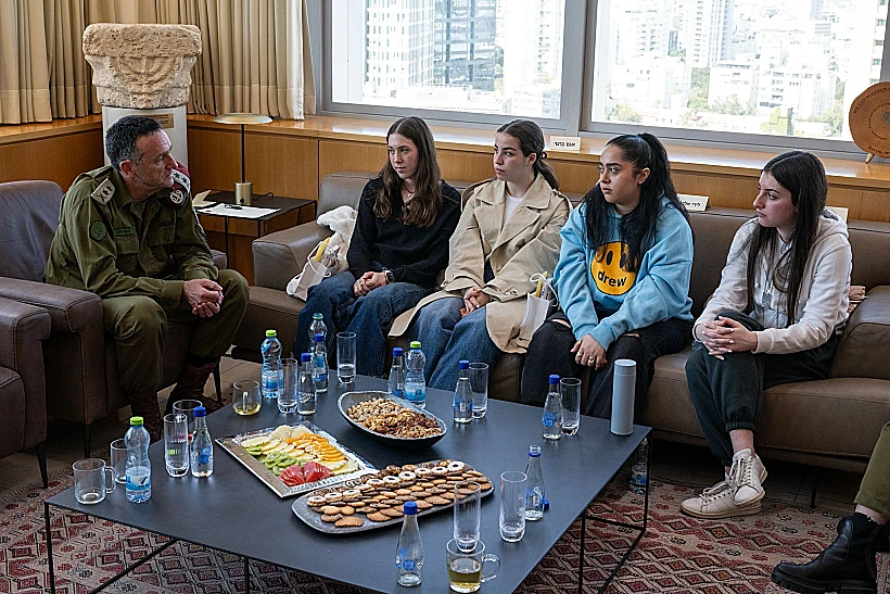 פגישת הרמטכ״ל, רב-אלוף הרצי הלוי עם התצפיתניות ששבו משבי חמאס - אגם ברגר, לירי אלבג, נעמה לוי וקרינה ארייב