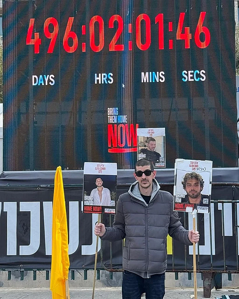 שורד השבי אור לוי בכיכר החטופים