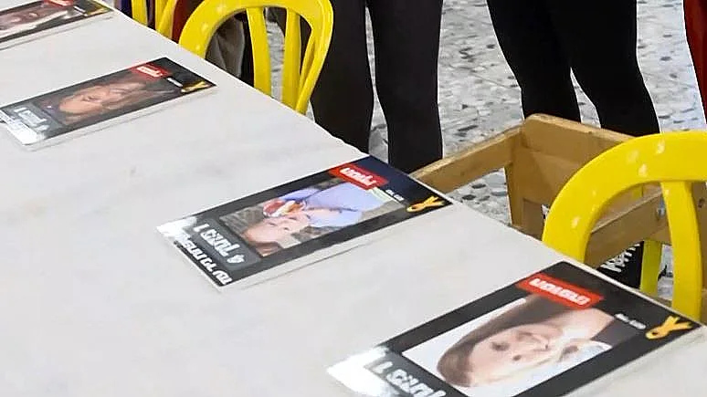 שירי ביבס אריאל ביבס ניר עוז שולחן כיסאות ריקים