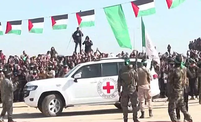 רכב הצלב האדום מגיע לח'אן יונס לקראת שחרור החטופים