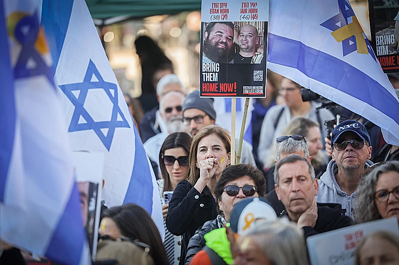 מחכים לשובם של סשה, שגיא ויאיר, הבוקר בכיכר החטופים