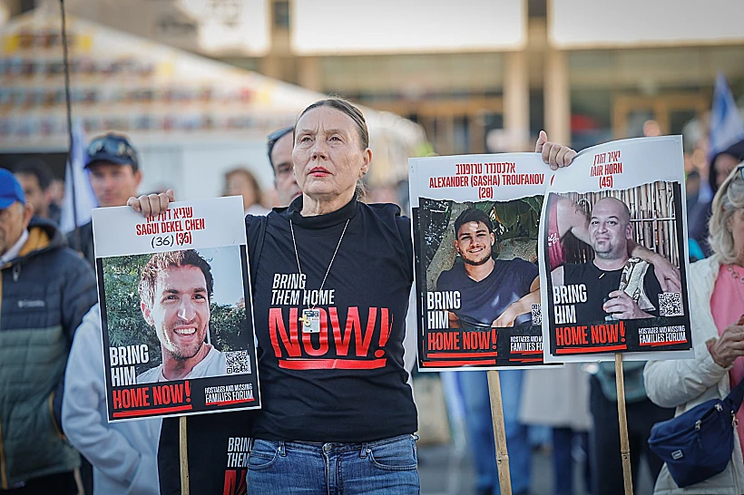 מחכים לשובם של סשה, שגיא ויאיר, הבוקר בכיכר החטופים