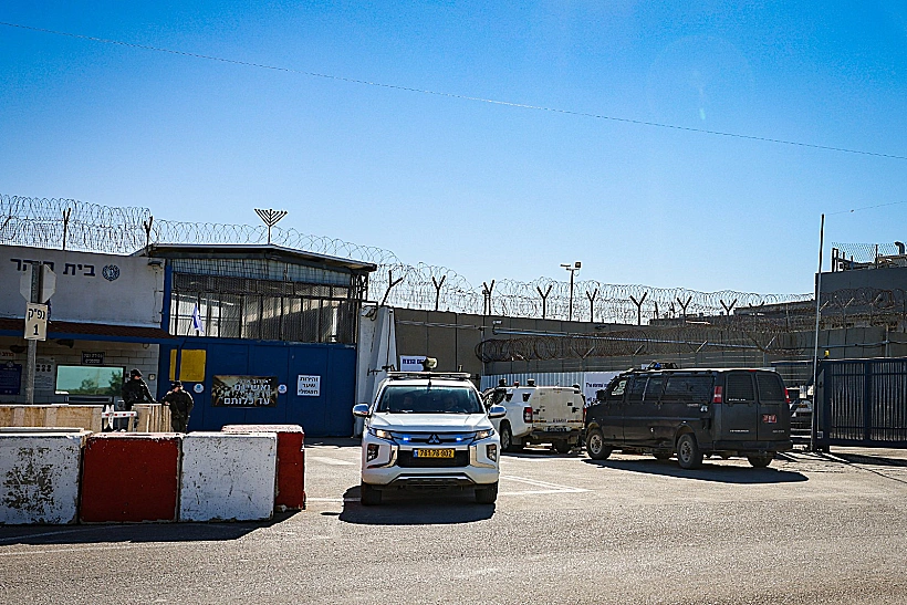 היערכות לשחרור מחבלים הבוקר מחוץ לכלא עופר