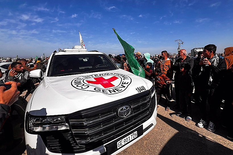 רכבי הצלב האדום מגיעים לנקודת שחרור החטופים בח'אן יונס5 At 1