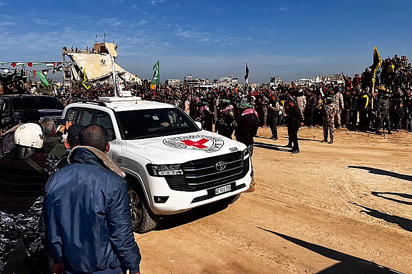רכבי הצלב האדום מגיעים לנקודת שחרור החטופים בח'אן יונס