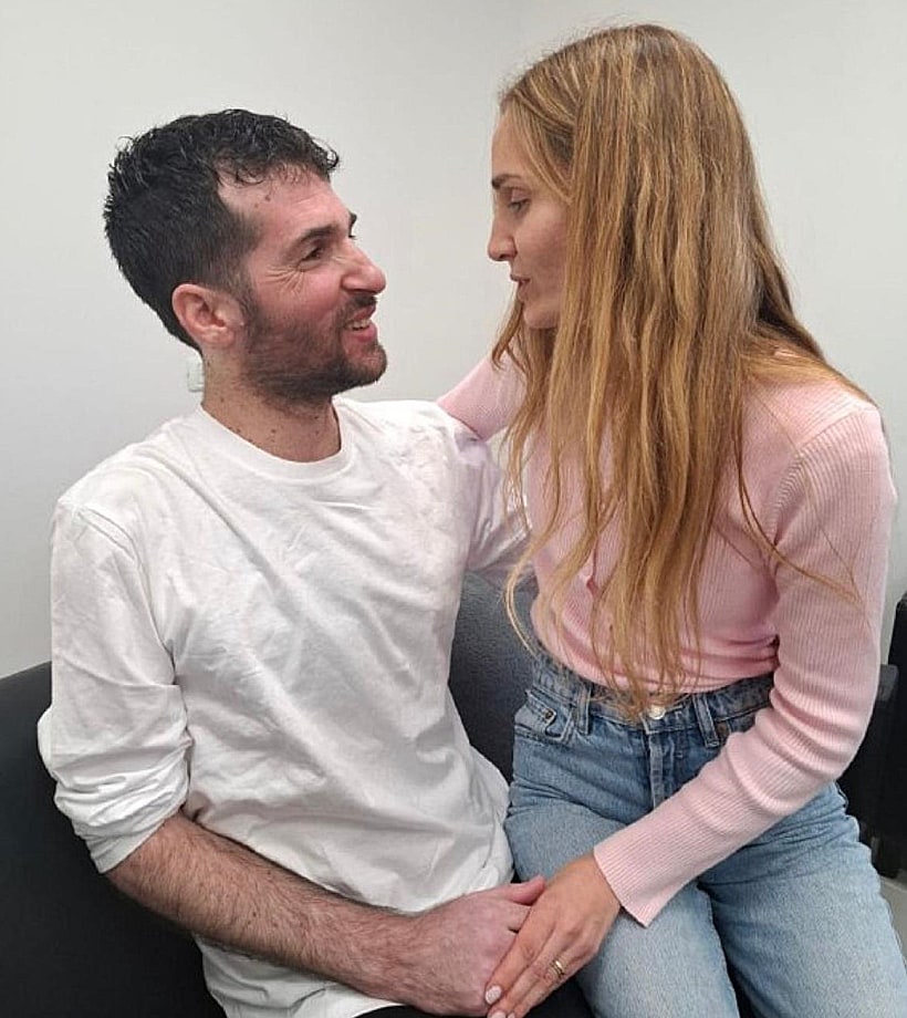 שגיא דקל-חן ואשתו בנקודת הקליטה ברעים