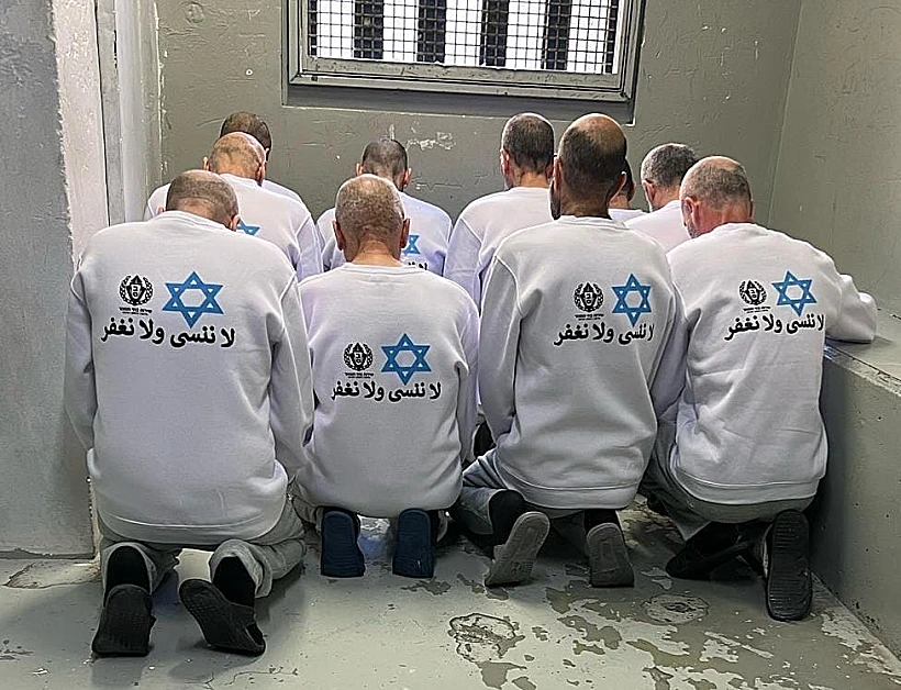 המחבלים ששוחררו בחולצות עם הכיתוב "לא נשכח ולא נסלח"
