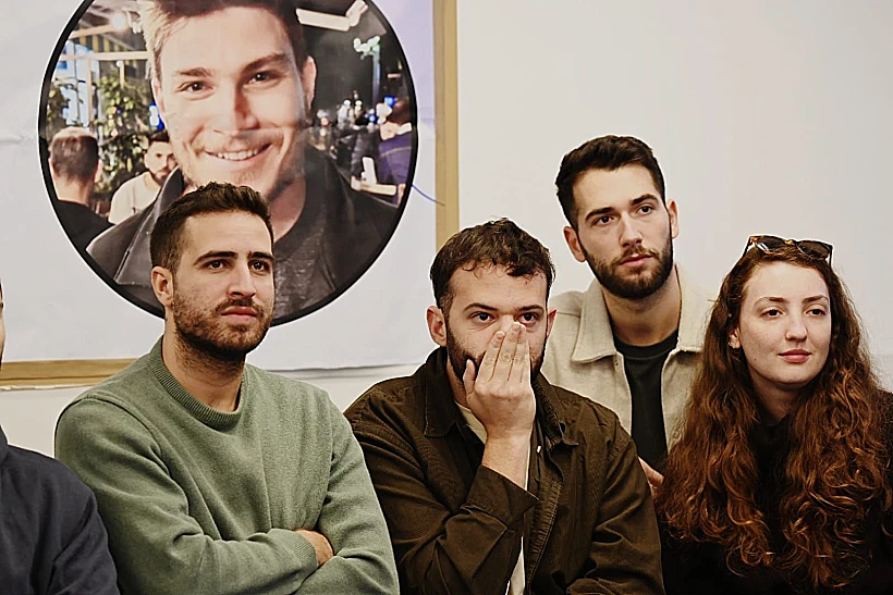 חבריו של סשה טרופנוב צופים ברגעי השחרור בכפר המכביה