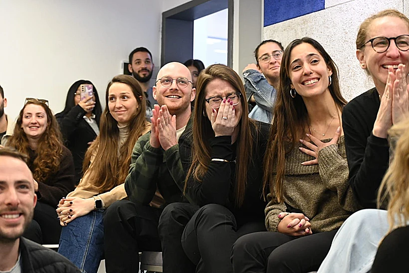 חבריו של סשה טרופנוב צופים ברגעי השחרור בכפר המכביה