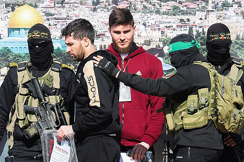 סשה טרופנוב ושגיא דקל-חן על הבמה בח'אן יונס