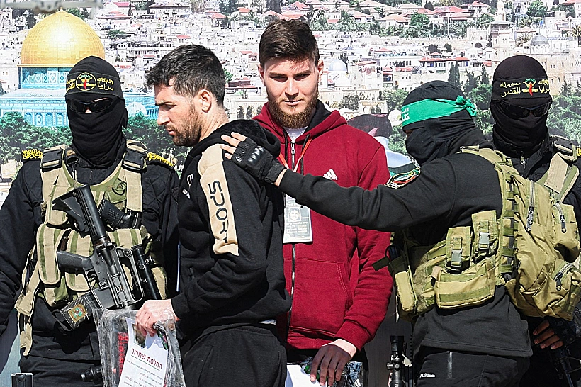 סשה טרופנוב ושגיא דקל-חן על הבמה בח'אן יונס