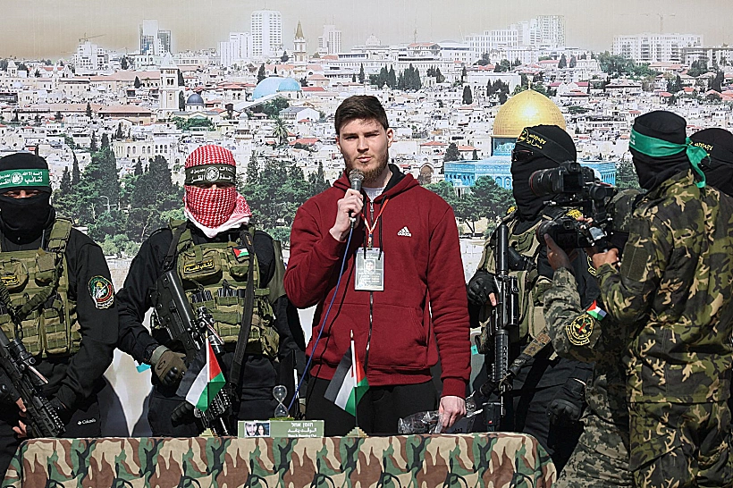 סשה טרופנוב מדבר על הבמה בח'אן יונס