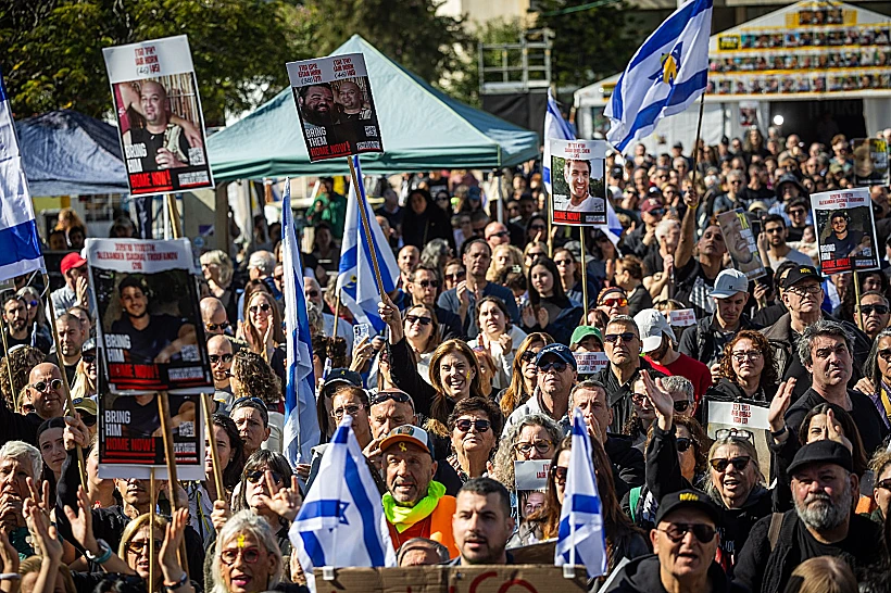 מחכים לשובם של סשה, שגיא ויאיר, הבוקר בכיכר החטופים