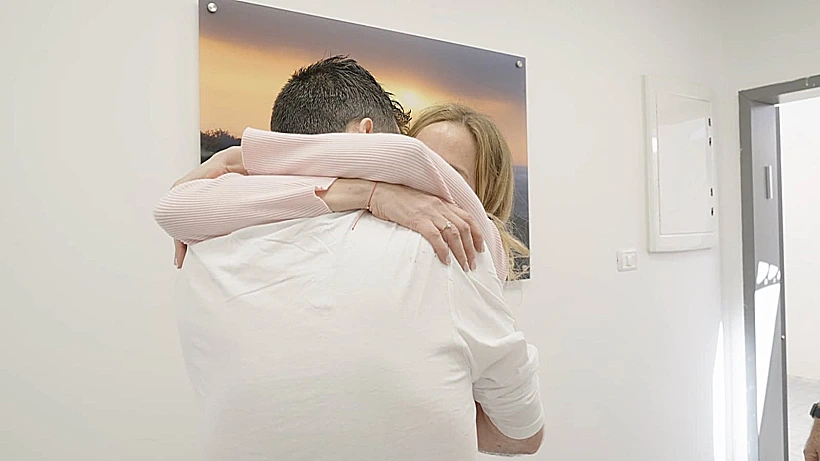 המפגש של שגיא דקל-חן עם משפחתו בנקודת הקליטה ברעים