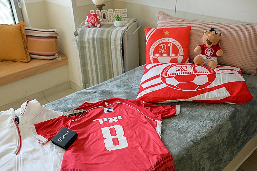 החדר שהכינו ליאיר הורן באיכילוב, מקושט בצבעי הפועל ב"ש