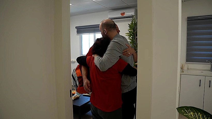 יאיר הורן במפגש עם אימו ואחיו בנקודת הקליטה ברעים