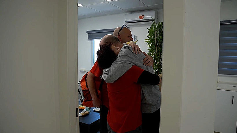יאיר הורן במפגש עם אימו ואחיו בנקודת הקליטה ברעים