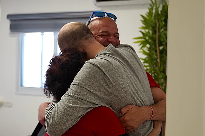 יאיר הורן במפגש עם אימו ואחיו בנקודת הקליטה ברעים