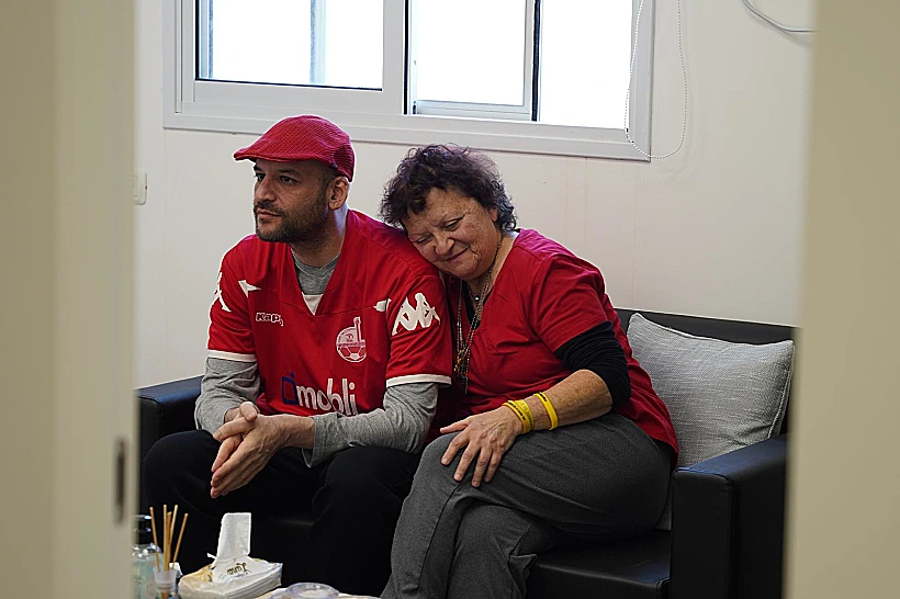 יאיר הורן במפגש עם אימו ואחיו בנקודת הקליטה ברעים