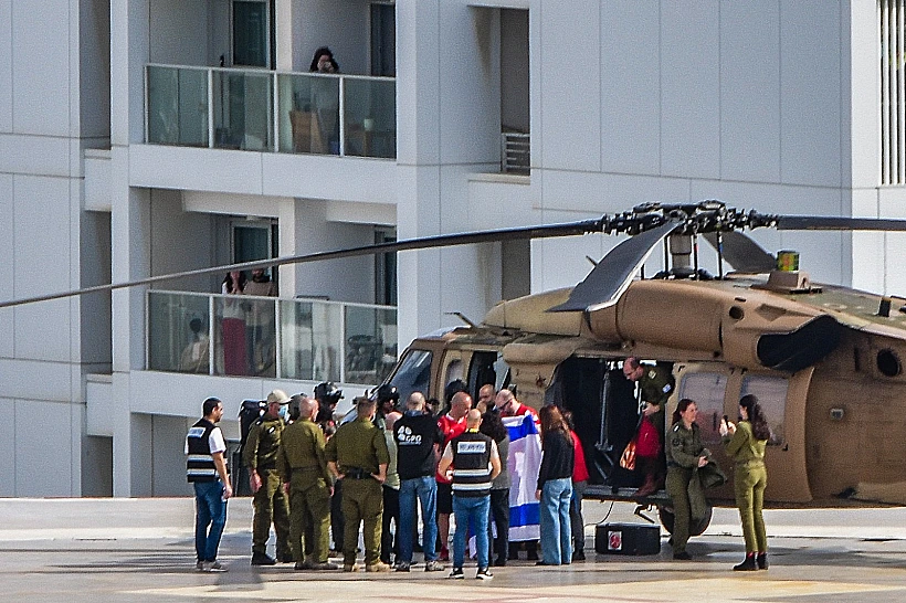 יאיר הורן נוחת באיכילוב