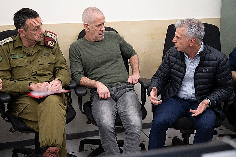 הרמטכ"ל הרצי הלוי, ראש שב"כ רונן בר וראש המוסד דוד ברנע בחמ"ל השבויים