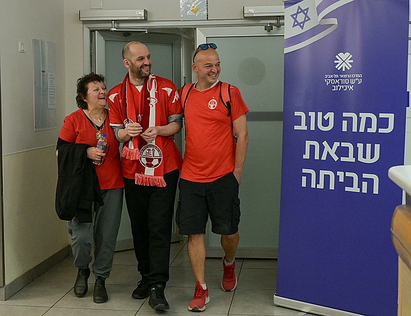 יאיר הורן מתאחד עם בני משפחתו באיכילוב