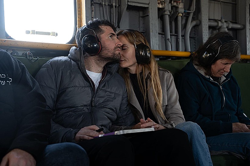 שגיא דקל-חן עם בני משפחתו במסוק בדרכם לבית החולים