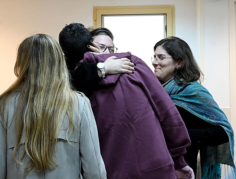 החיבוק הראשון של שגיא דקל-חן ומשפחתו בבית החולים שיבא