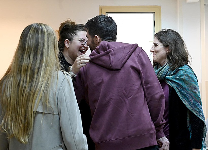 החיבוק הראשון של שגיא דקל-חן ומשפחתו בבית החולים שיבא