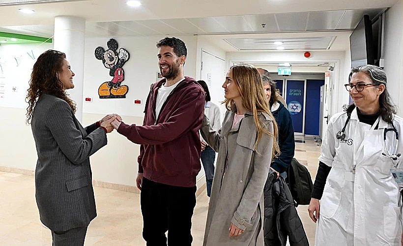 החיבוק הראשון של שגיא דקל-חן ומשפחתו בבית החולים שיבא