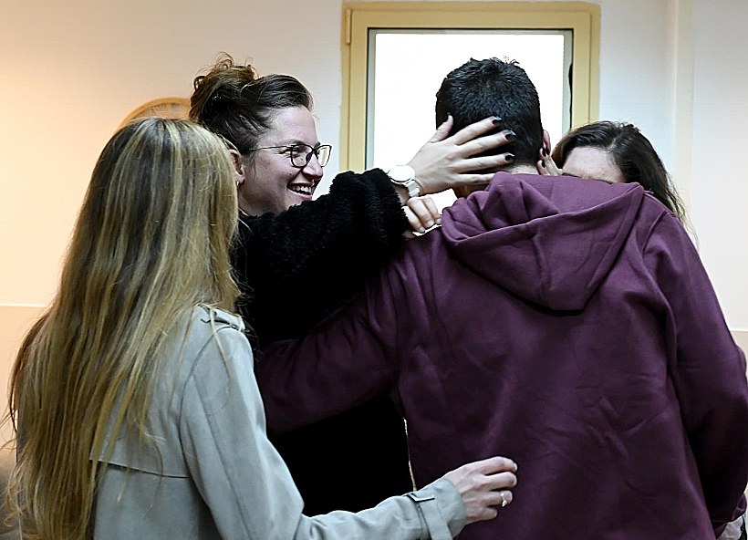 החיבוק הראשון של שגיא דקל-חן ומשפחתו בבית החולים שיבא