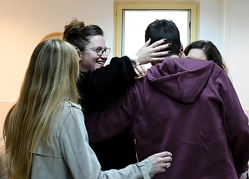 החיבוק הראשון של שגיא דקל-חן ומשפחתו בבית החולים שיבא