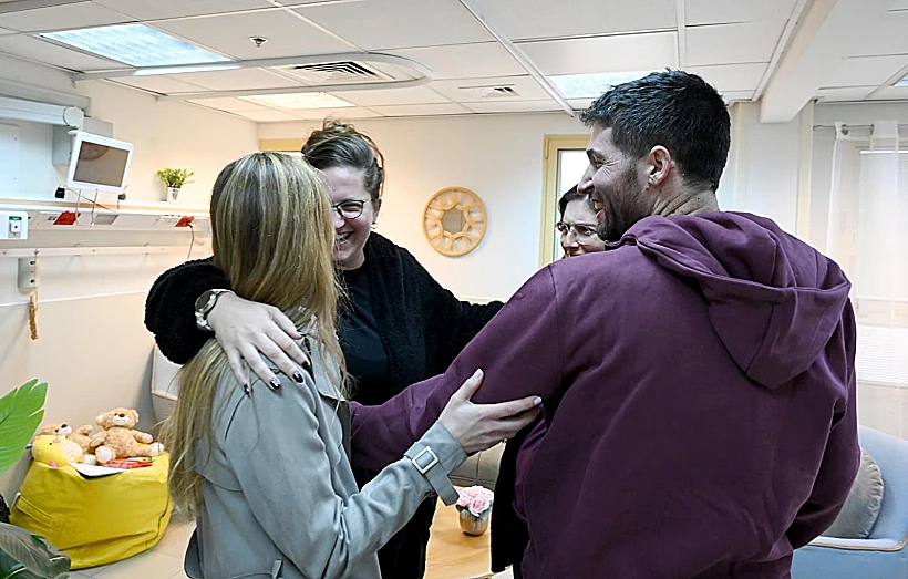 החיבוק הראשון של שגיא דקל-חן ומשפחתו בבית החולים שיבא